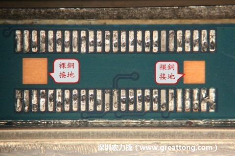 把板對(duì)板連接器全部移除，發(fā)現(xiàn)其下方板子共有兩個(gè)裸銅的方形設(shè)計(jì)。