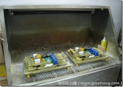使用噴涂(Spraying)方式作業conformal coating時，需設備抽真空的設備，否則噴涂的物質會飄散到空氣當中，影響人體的健康。