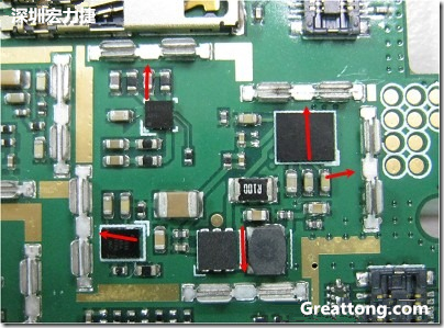 圖中顯示一塊電路板使用這種屏蔽夾(shielding clip)的實例。基本上我們在彎角的地方都設(shè)計擺放了一個屏蔽夾，這樣可以讓作業(yè)員比較方便安裝屏蔽罩(shielding can)時的對位準確。然后在其他沒有屏蔽夾的地方也設(shè)計了一些接地的布線，一來可以稍微提升屏蔽罩的電磁隔絕能力，另一方面也可以為屏蔽夾無效時，馬上可以更改為屏蔽框，而無需要重新設(shè)計電路板。