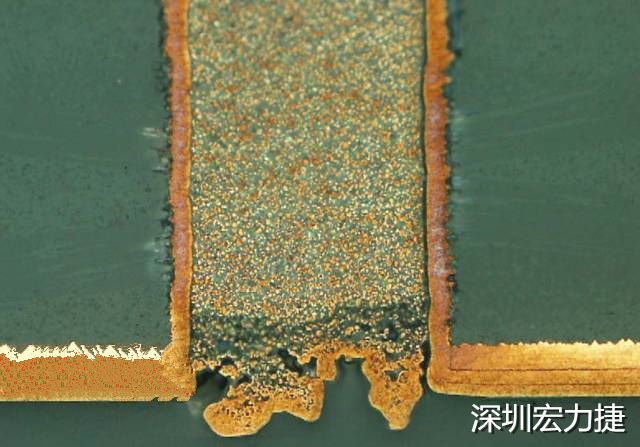 PCB設(shè)計(jì)之導(dǎo)電孔塞孔工藝 導(dǎo)電孔Via hole又名導(dǎo)通孔，為了達(dá)到客戶要求，導(dǎo)通孔必須塞孔，經(jīng)過大量的實(shí)踐，改變傳統(tǒng)的鋁片塞孔工藝，用白網(wǎng)完成板面阻焊與塞孔。生產(chǎn)穩(wěn)定，質(zhì)量可靠。