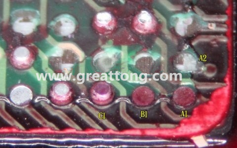 下圖是紅墨水測試后將PCB板子拿回來側一個角度拍攝的照片，就可以很清楚的看到錫球黏在PCB端，或不在PCB端。
