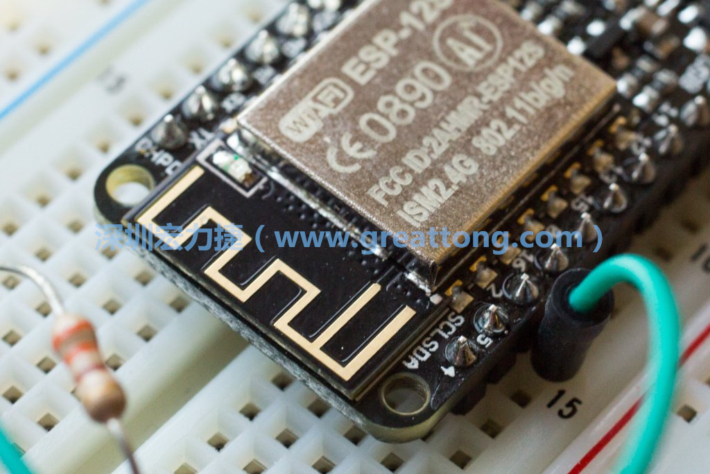 Adafruit Feather板上的無(wú)線電天線。